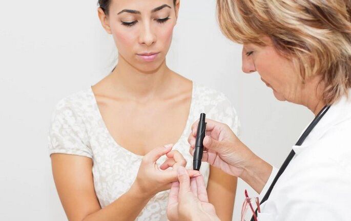 Pred predpísaním inzulínu lekár vykoná krvný test na cukor